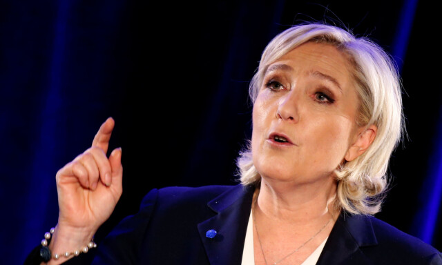 Le Pen støtter Trumps forbud: - Han sa han kom til å gjøre det